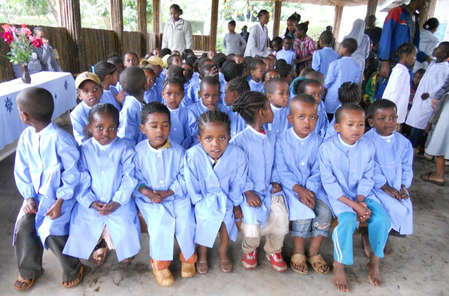 I bambini alla Missione di Dubbo con i grembiulini confezionati dalla sarte dell'Associazione